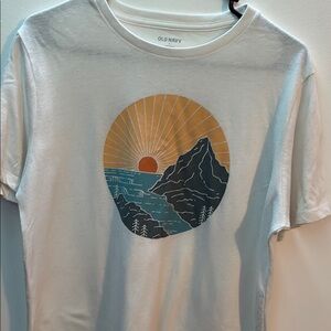Old Navy Graphic Tee with Mountain and Sun Design